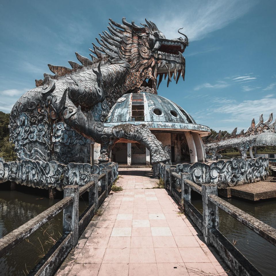 eine große Drachenstatue auf einer Kuppel im Ho Thuy Tien Wasserpark, Hue Vietnam