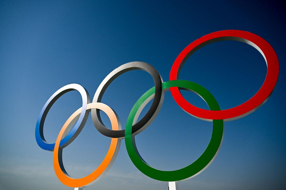 die Olympischen Ringe mit blauem Hintergrund 1.4993
