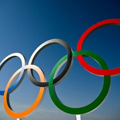 die Olympischen Ringe mit blauem Hintergrund
