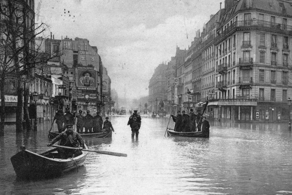 Menschen rudern in Booten 1910 in Paris 1.5718