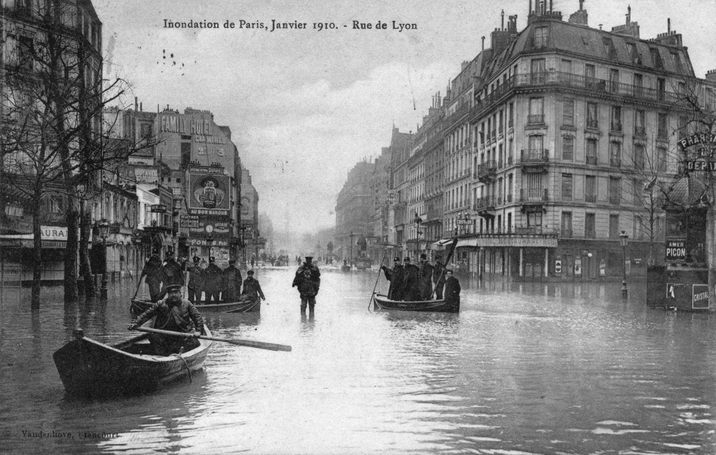 Menschen rudern in Booten 1910 in Paris