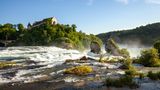 Die Landschaft des Rheinfalls im Abendlicht, Blick über das Wasser in Richtung des Schlosses Laufen