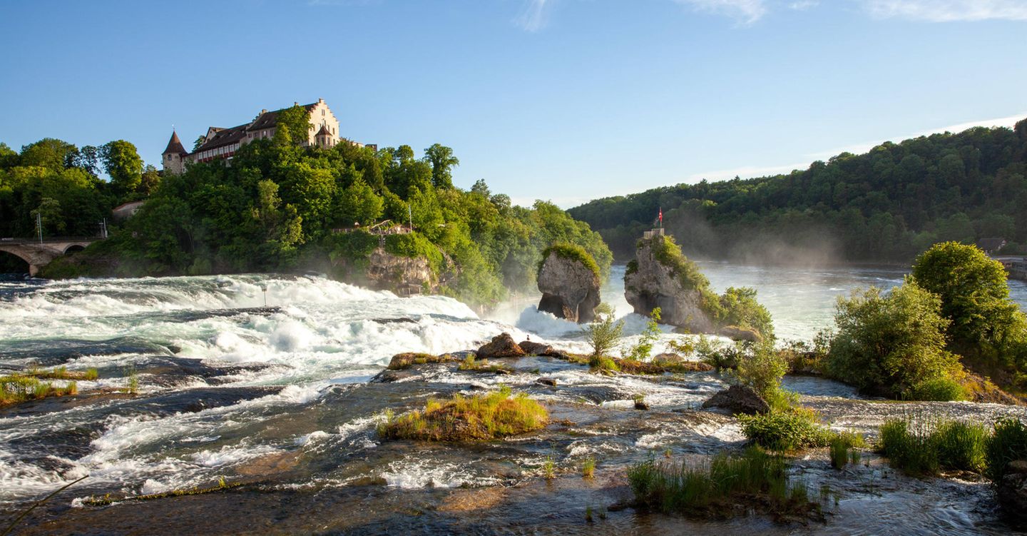 Die Landschaft des Rheinfalls im Abendlicht, Blick über das Wasser in Richtung des Schlosses Laufen