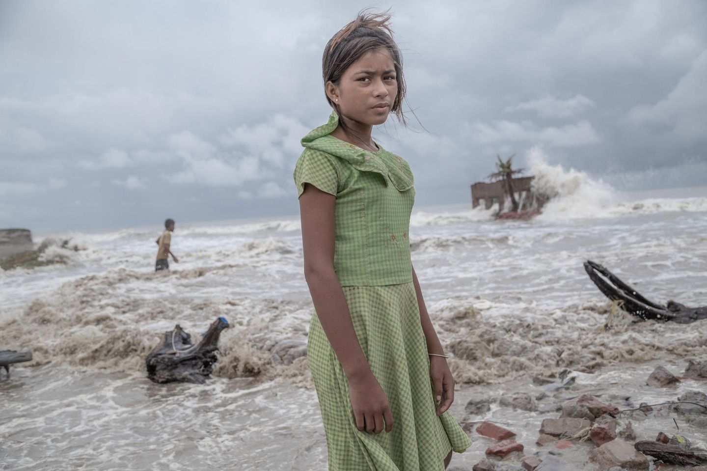 Ein Mädchen steht vor dem, was einmal sein Teeladen gewesen ist: zerstört durch die Meeresfluten im indischen Gebiet der Sundarbans, den größten Mangrovenwäldern der Welt. Das Bild wirft tausend Fragen auf, so Juror Dhritiman, und verbindet den Betrachter zugleich mit dem Herzen des Mädchens. Das Foto zeigt, wie Küstenregionen unter dem Anstieg des Meeresspiegel – hervorgerufen durch den Klimawandel – leiden. Der indische Fotograf Supratim Bhattacharjee hat den verletzlichen Moment eingefangen und ist mit damit zum "Mangrove Photographer of the Year" gekürt worden. Der Fotowettbewerb ist eine Initiative des "Mangrove Action Projects". Die gemeinnützige Organisation hat sich zum Ziel gesetzt, Gemeinden weltweit zu befähigen, Mangrovenwälder zu erhalten, zu bewirtschaften und zu renaturieren. Durch Wissenschaft, Ausbildung und Umwelterziehung bietet sie naturbasierte Lösungen für die Menschen und unseren Planeten.   