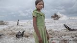 Ein Mädchen steht vor dem, was einmal sein Teeladen gewesen ist: zerstört durch die Meeresfluten im indischen Gebiet der Sundarbans, den größten Mangrovenwäldern der Welt. Das Bild wirft tausend Fragen auf, so Juror Dhritiman, und verbindet den Betrachter zugleich mit dem Herzen des Mädchens. Das Foto zeigt, wie Küstenregionen unter dem Anstieg des Meeresspiegel – hervorgerufen durch den Klimawandel – leiden. Der indische Fotograf Supratim Bhattacharjee hat den verletzlichen Moment eingefangen und ist mit damit zum "Mangrove Photographer of the Year" gekürt worden. Der Fotowettbewerb ist eine Initiative des "Mangrove Action Projects". Die gemeinnützige Organisation hat sich zum Ziel gesetzt, Gemeinden weltweit zu befähigen, Mangrovenwälder zu erhalten, zu bewirtschaften und zu renaturieren. Durch Wissenschaft, Ausbildung und Umwelterziehung bietet sie naturbasierte Lösungen für die Menschen und unseren Planeten.   