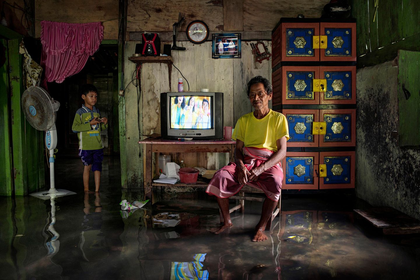Trotz der immer schwierigeren Bedingungen in vielen Küstenregionen harren Menschen im indonesischen Regierungsbezirk Demak aus, trotzen dem Wasser und dem wandelnden Klima. Fotograf Giacomo d'Orlando hat das Leben einige Bewohner des Mangrovengebiets in bewegenden Porträts festgehalten 
