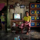 Trotz der immer schwierigeren Bedingungen in vielen Küstenregionen harren Menschen im indonesischen Regierungsbezirk Demak aus, trotzen dem Wasser und dem wandelnden Klima. Fotograf Giacomo d'Orlando hat das Leben einige Bewohner des Mangrovengebiets in bewegenden Porträts festgehalten 