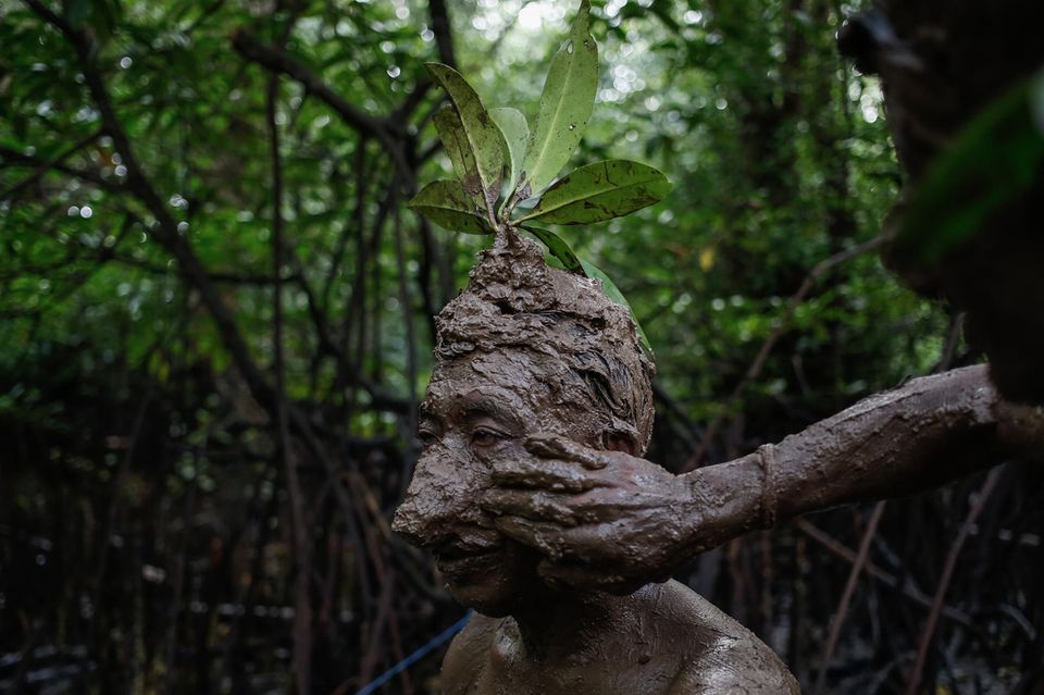 Die indonesische Insel Bali steckt voller Rituale. Etwa dieser Tradition – auch Mebuug Buugan genannt: Während einer Badezeremonie lässt sich ein Balinese über und über mit Mangrovenschlamm bedecken  1.4993