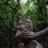 Die indonesische Insel Bali steckt voller Rituale. Etwa dieser Tradition – auch Mebuug Buugan genannt: Während einer Badezeremonie lässt sich ein Balinese über und über mit Mangrovenschlamm bedecken 