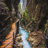 Die Felsschluchten mit Bach im Leutascher Klamm