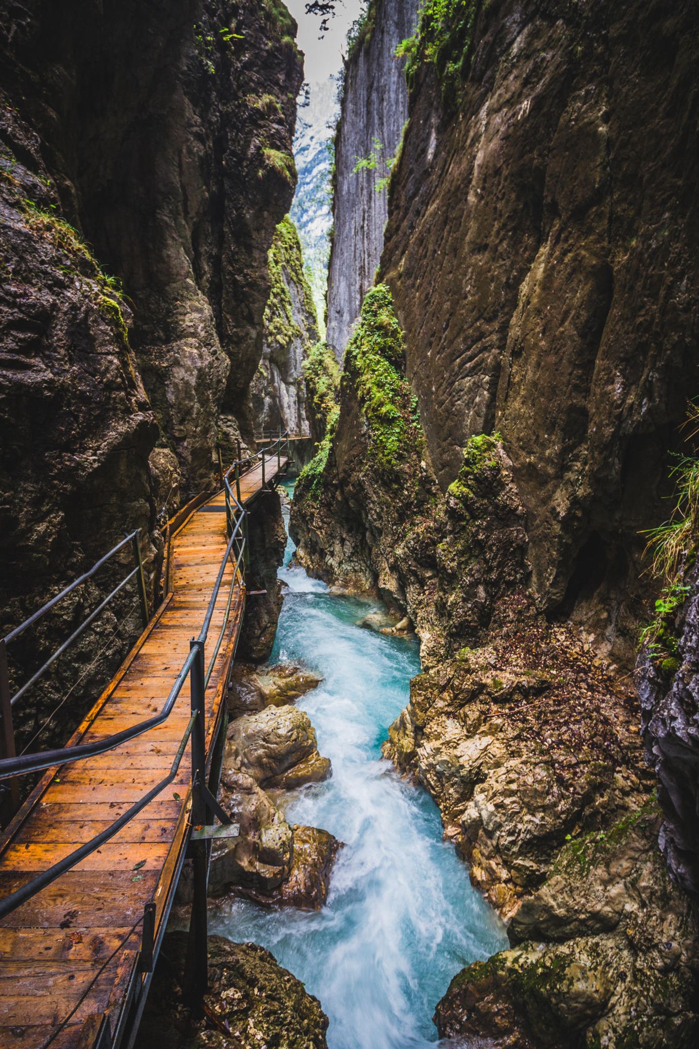 Leutascher Geisterklamm: sagenumwobene Felsschlucht Die Felsschluchten mit Bach im Leutascher Klamm