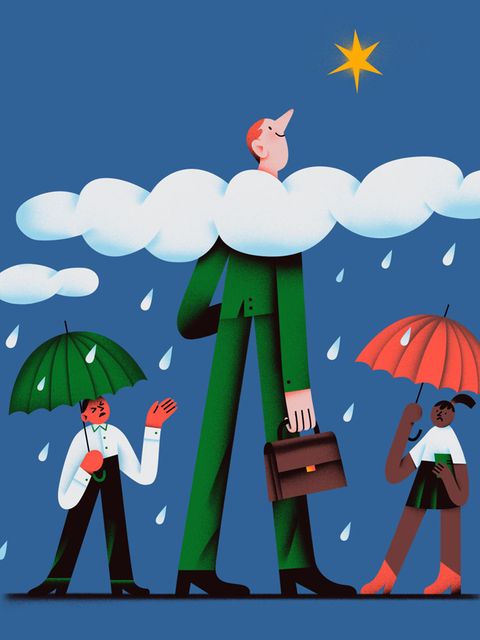 Ein Mann streckt seinen Kopf durch Regenwolken