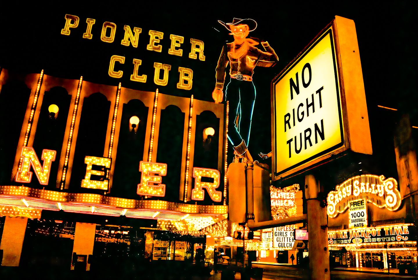 No right turn Front des Pioneer Clubs mit Leuchtreklame in Form eine rauchenden Cowboys bei Nacht