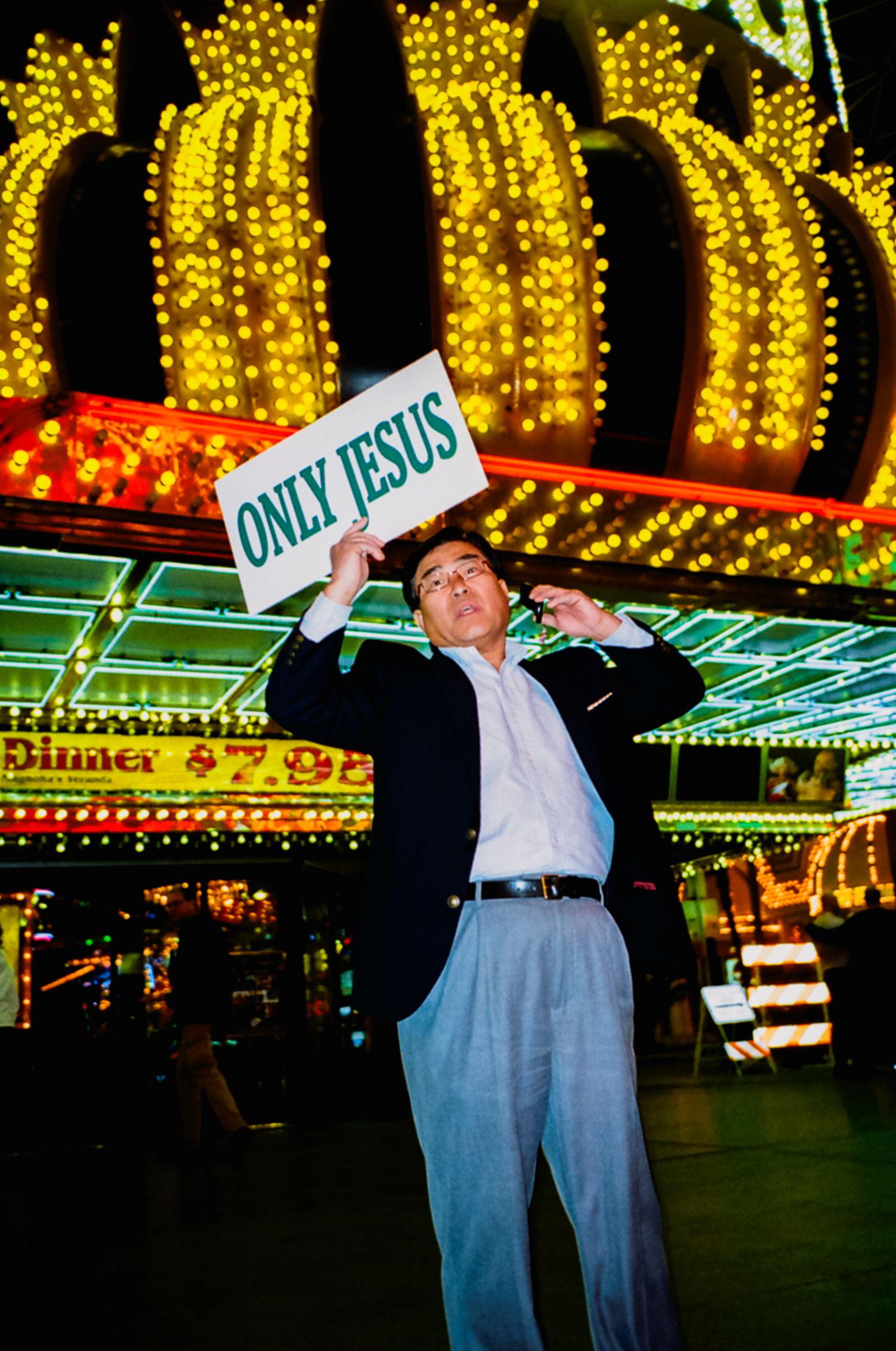 Nur der Herr kann helfen Ein Mann mit Telefon in der einen, und einem Schild mit der Aufschrift "Only Jesus" in der anderem Hand