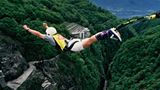 Jemand sprang und machte Bungee-Jumping