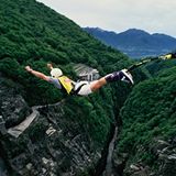 Jemand sprang und machte Bungee-Jumping