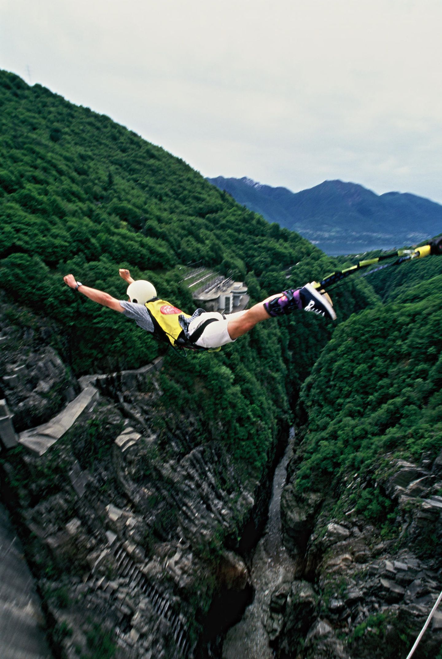 Jemand sprang und machte Bungee-Jumping