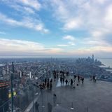 Menschen, die die Aussicht von einer hochkantigen Plattform aus betrachten