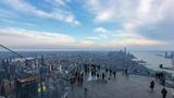 Menschen, die die Aussicht von einer hochkantigen Plattform aus betrachten