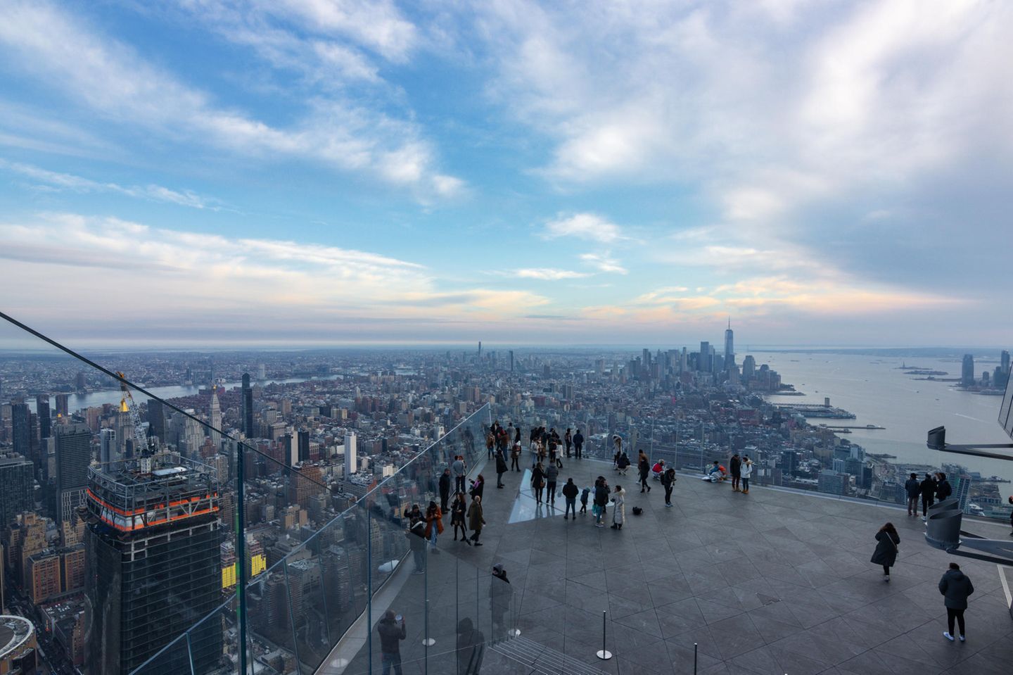 USA: Am "The Edge" im New York beim "City Climb" ein Hochhaus entlangklettern Menschen, die die Aussicht von einer hochkantigen Plattform aus betrachten