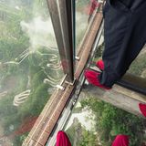 Ein Blick auf die Berge von der transparenten Brücke