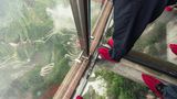 Ein Blick auf die Berge von der transparenten Brücke