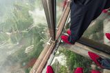 Ein Blick auf die Berge von der transparenten Brücke