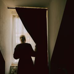 Birke Opitz-Kittel schaut aus dem Fenster