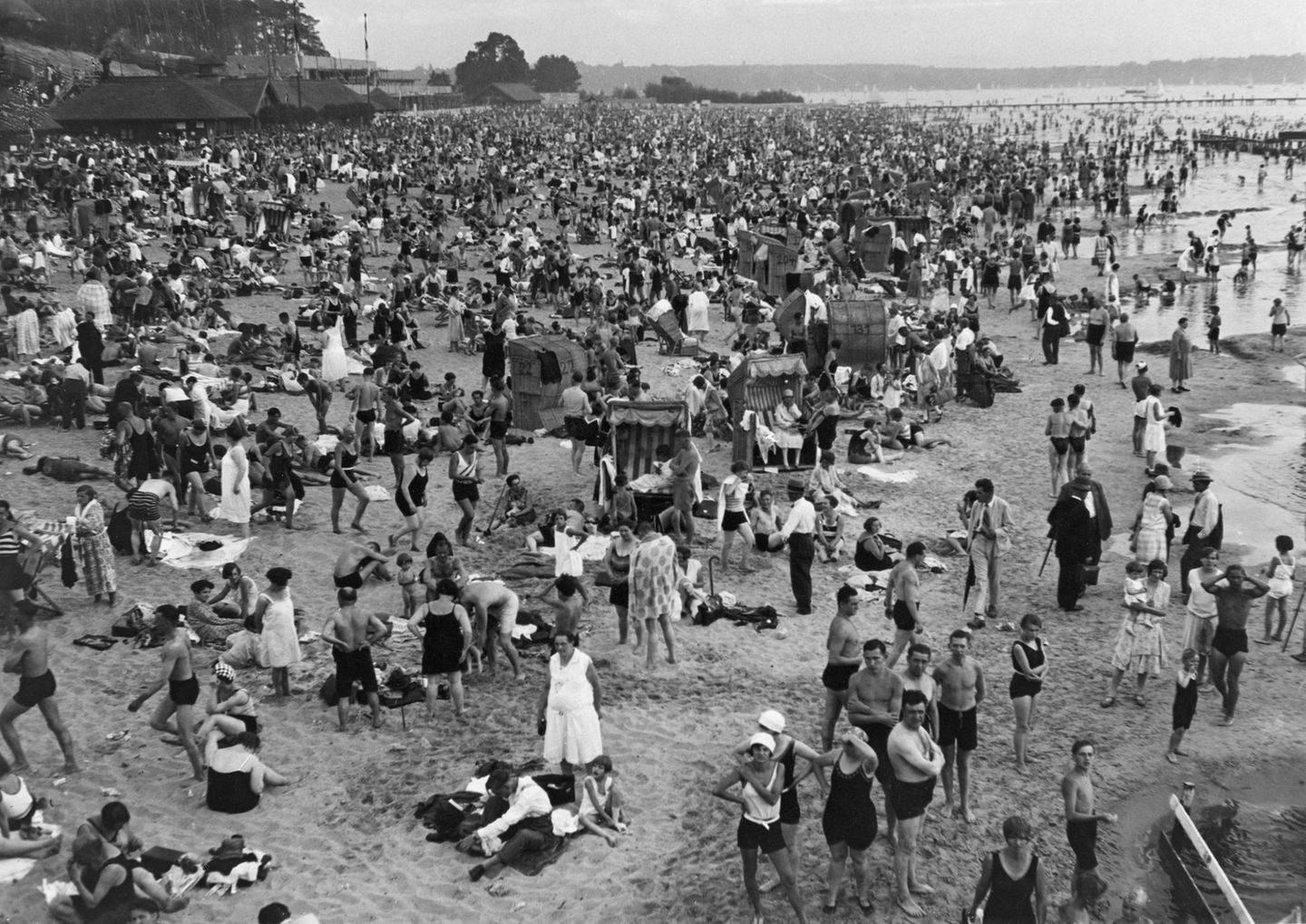 Schwarz-weiß Foto von dicht gedrängten Strandbesuchern am Wannsee