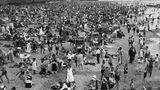 Schwarz-weiß Foto von dicht gedrängten Strandbesuchern am Wannsee