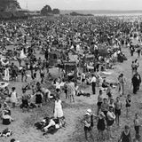 Schwarz-weiß Foto von dicht gedrängten Strandbesuchern am Wannsee