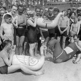 An einem Strand in Berlin werden Gummitiere aufgepustet