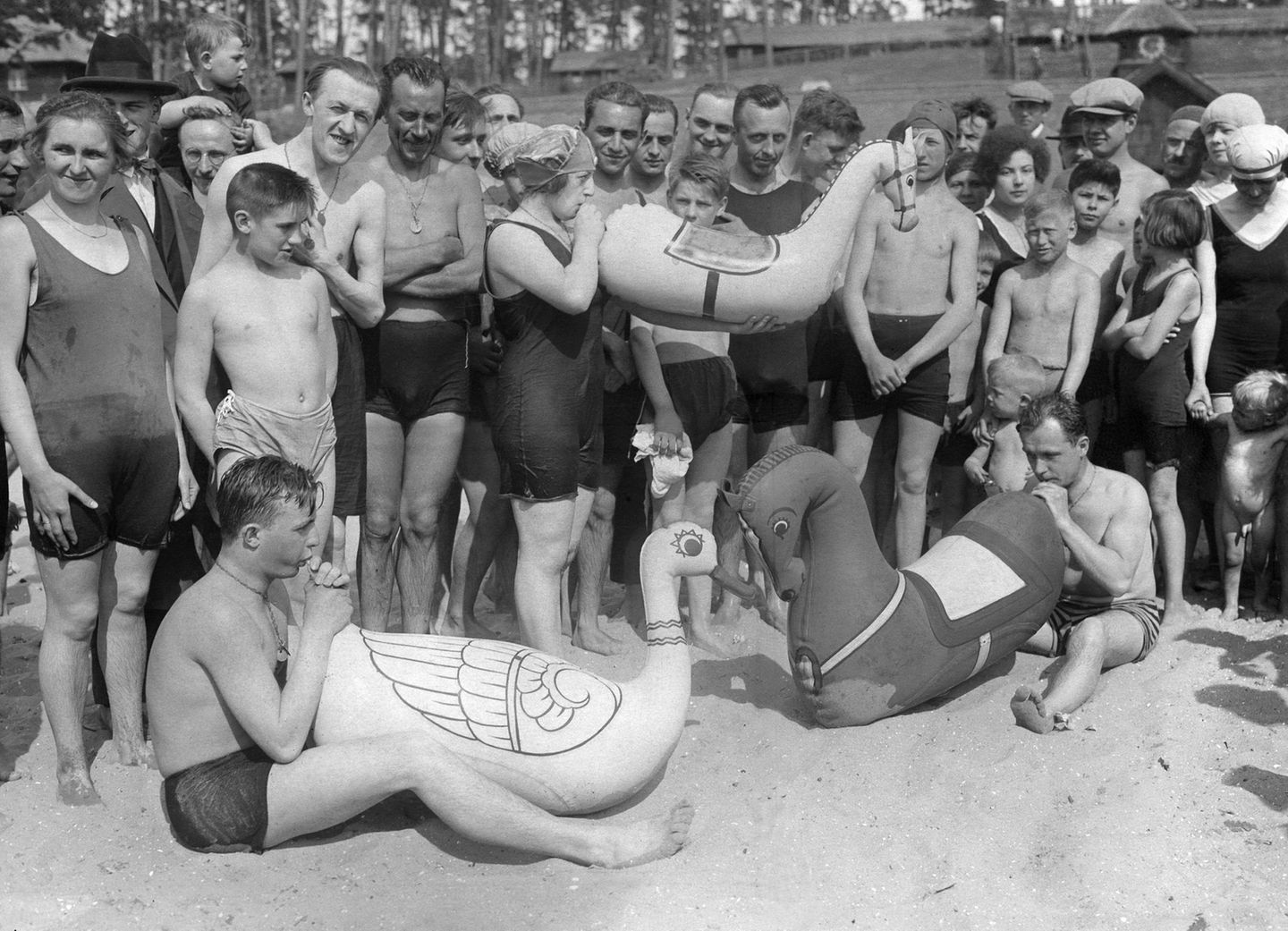 An einem Strand in Berlin werden Gummitiere aufgepustet