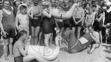 An einem Strand in Berlin werden Gummitiere aufgepustet