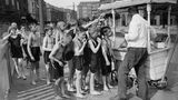 Kinder in Badekleidung stehen vor einem Eiswagen an