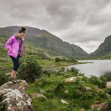 Gap of Dunloe, Frau beim Wandern