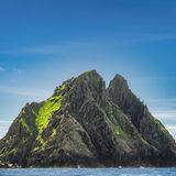 Grüner Felsen im Meer
