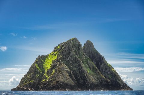 Grüner Felsen im Meer