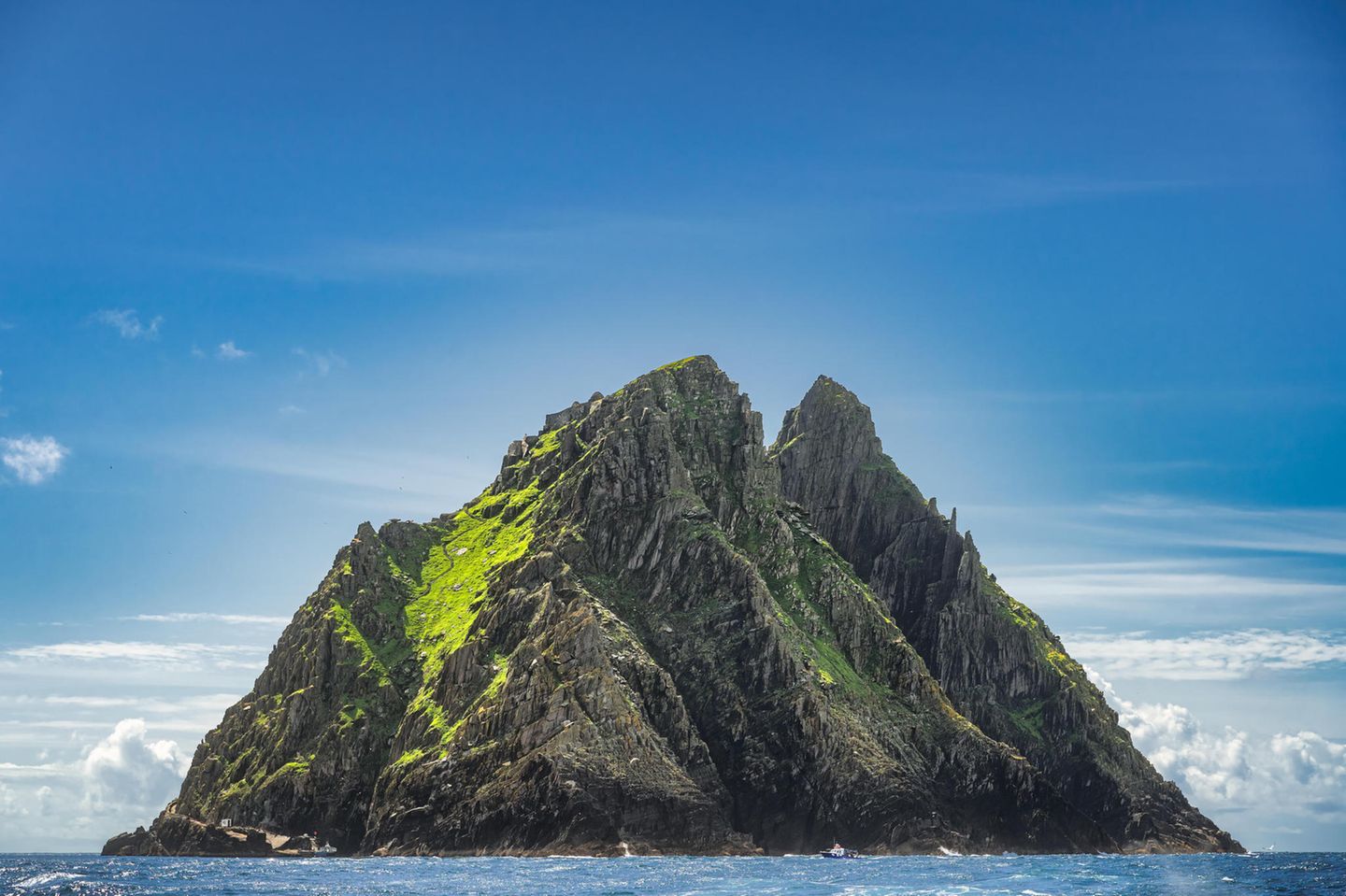 Skellig Michael: Klosterinsel und Star-Wars-Set Grüner Felsen im Meer