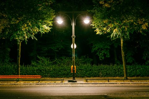 Laternen an einer Strasse in Berlin bei Nacht