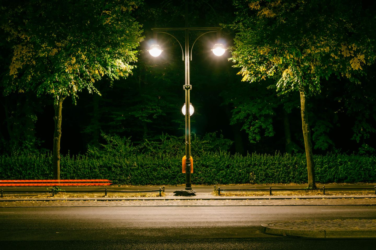 Laternen an einer Strasse in Berlin bei Nacht