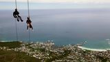 Menschen, die sich am Tafelberg in Südafrika abseilen