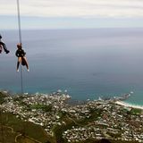 Menschen, die sich am Tafelberg in Südafrika abseilen