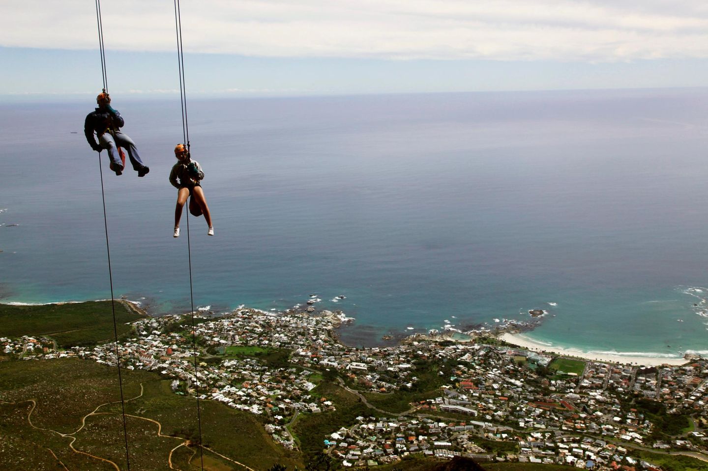 Menschen, die sich am Tafelberg in Südafrika abseilen