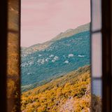 Sehnsuchtsgefühle lassen regelrecht ein Fenster aufgehen. Sie liefern einen Ausblick, wo der Mensch lebendig werden kann. Umso wichtiger ist es, Sehnsuchtsorte zu haben. Denn diese können die Brücke zu einem idealen Leben symbolisieren, selbst wenn wir gar nicht real zu ihnen reisen, sondern uns nur gedanklich auf den Weg begeben    
