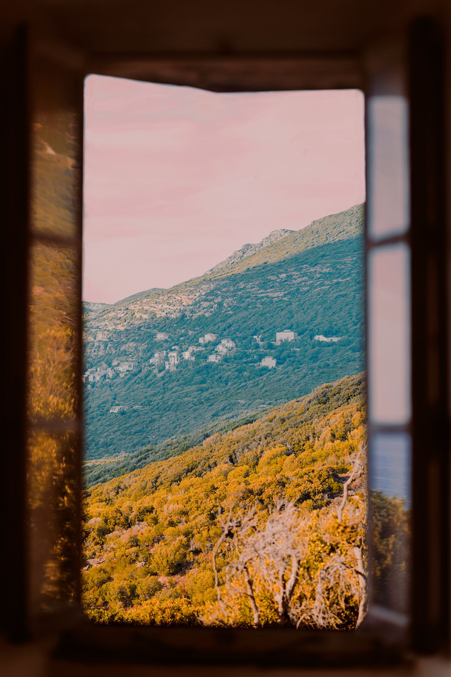 Sehnsuchtsgefühle lassen regelrecht ein Fenster aufgehen. Sie liefern einen Ausblick, wo der Mensch lebendig werden kann. Umso wichtiger ist es, Sehnsuchtsorte zu haben. Denn diese können die Brücke zu einem idealen Leben symbolisieren, selbst wenn wir gar nicht real zu ihnen reisen, sondern uns nur gedanklich auf den Weg begeben    