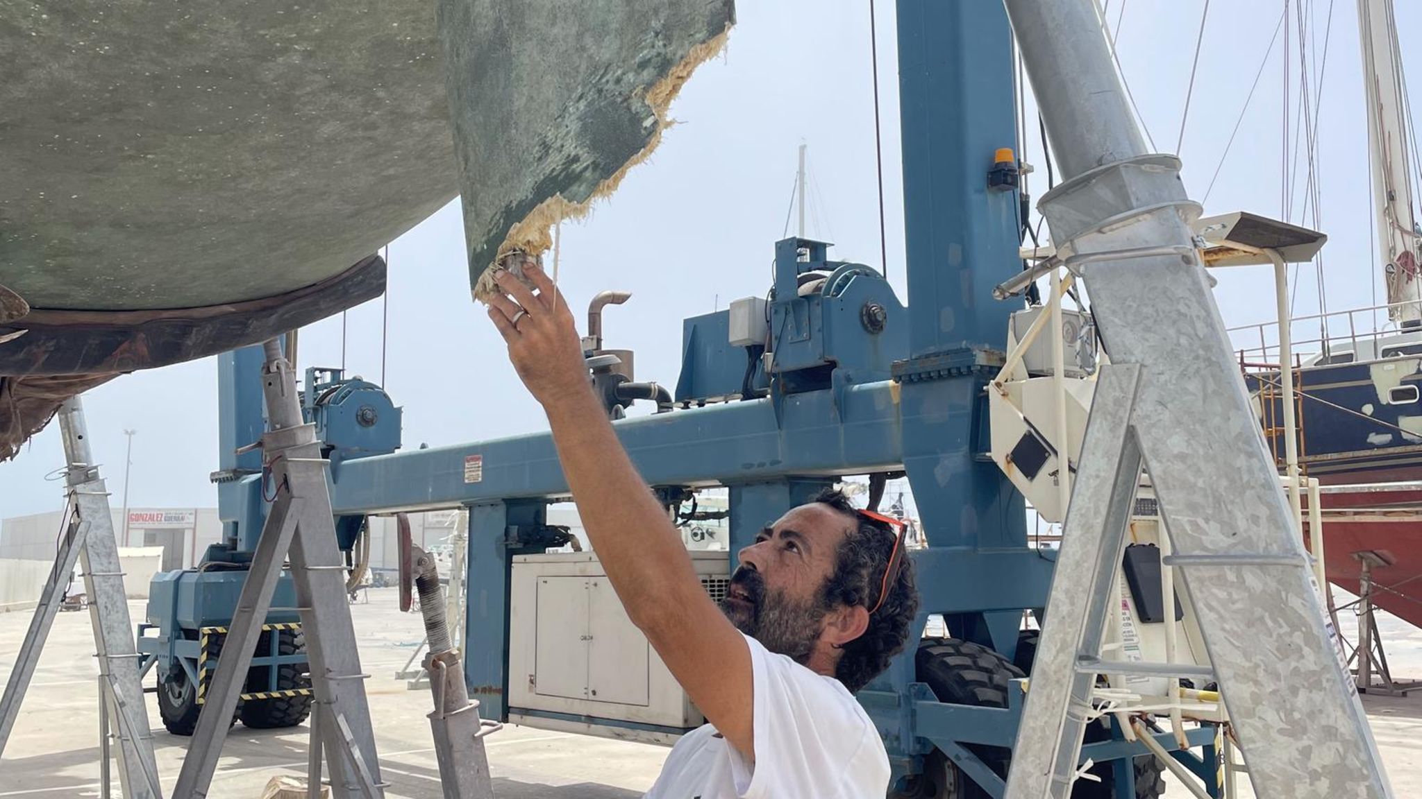 Vicente Cancho von der Walschutzorganisation WeWhale zeigt von Orcas beschädigte Segelboote in der Werft von Barbate