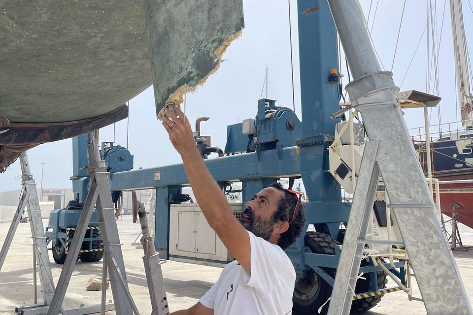 Vicente Cancho von der Walschutzorganisation WeWhale zeigt von Orcas beschädigte Segelboote in der Werft von Barbate