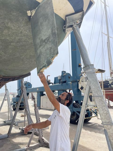 Vicente Cancho von der Walschutzorganisation WeWhale zeigt von Orcas beschädigte Segelboote in der Werft von Barbate