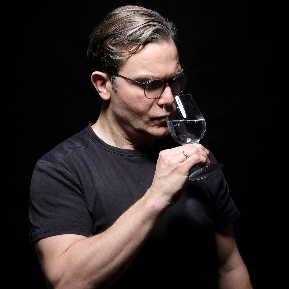 Tipps vom Wassersommelier: Wassersommelier André Uhlig empfiehlt eine Blindverkostung, um die Unterschiede zwischen Wassern herauszuschmecken Wassersommelier André Uhlig empfiehlt eine Blindverkostung, um die Unterschiede zwischen Wassern herauszuschmecken